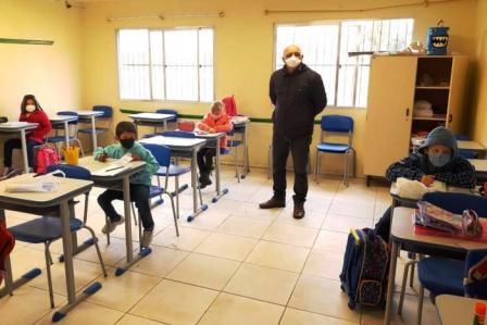 Prefeito Renato Machado acompanha início das aulas presenciais